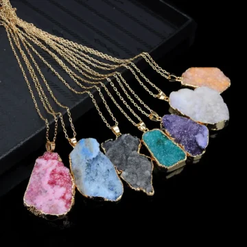 Collier pendentif en géode de cristal naturel 1