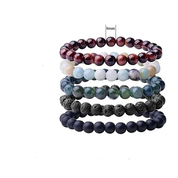 Une pile de bracelets avec différentes couleurs de perles